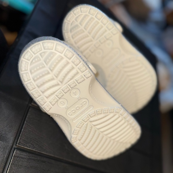 🐊 New Crocs  Silver Glitter Clogs size 6 - Picture 10 of 11
